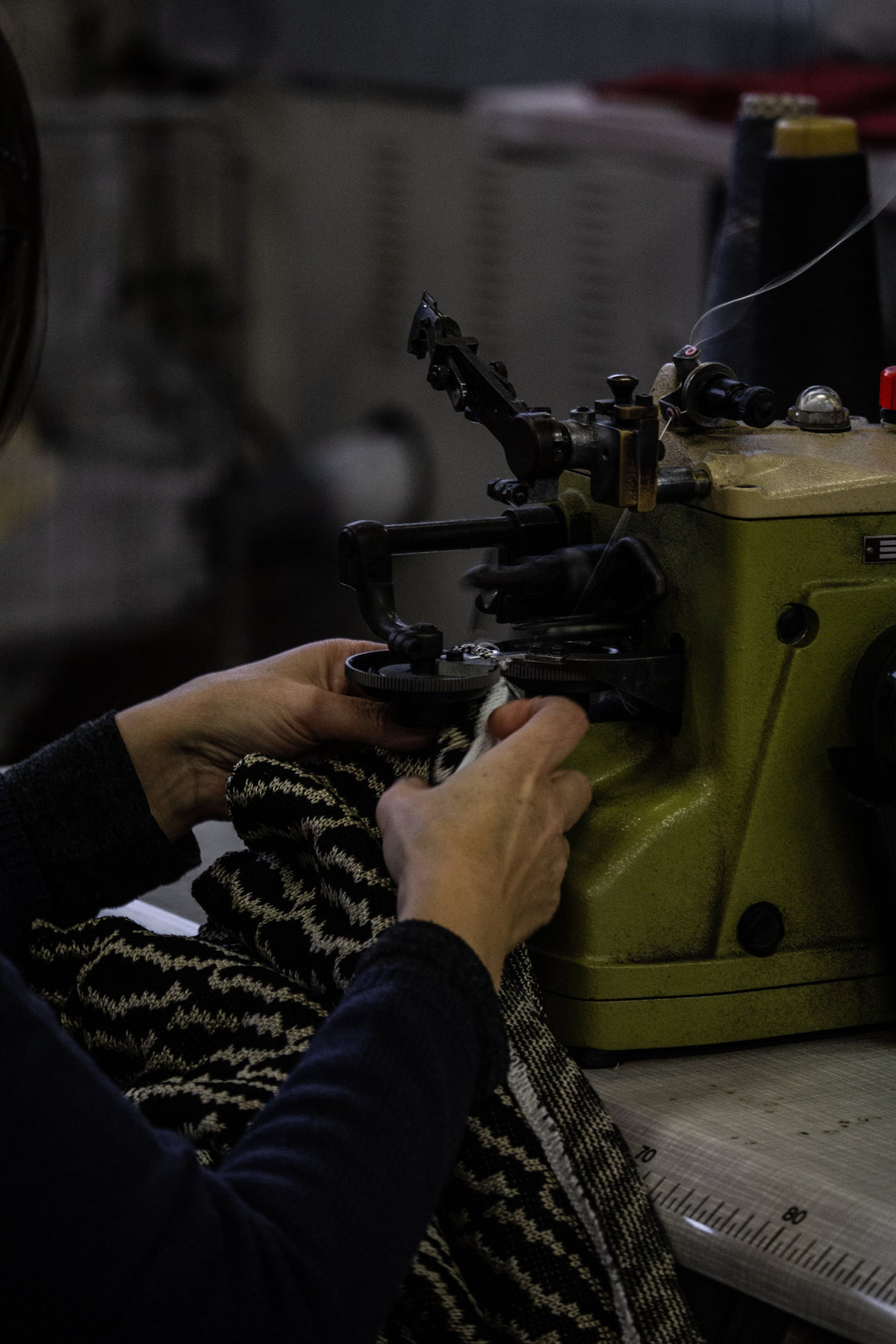 Rifiuti tessili: una maglia si ripara nel laboratorio Lanaioli invece di essere buttata