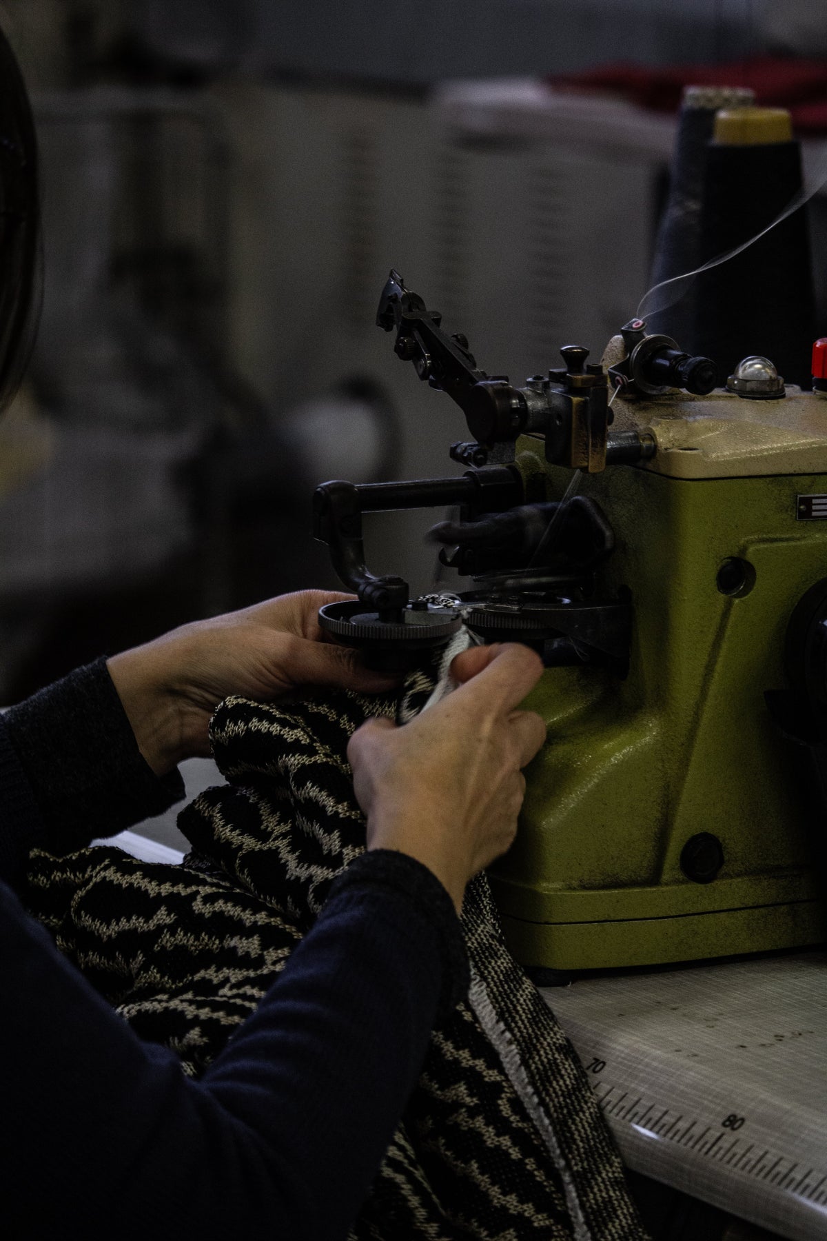 Rifiuti tessili: una maglia si ripara nel laboratorio Lanaioli invece di essere buttata