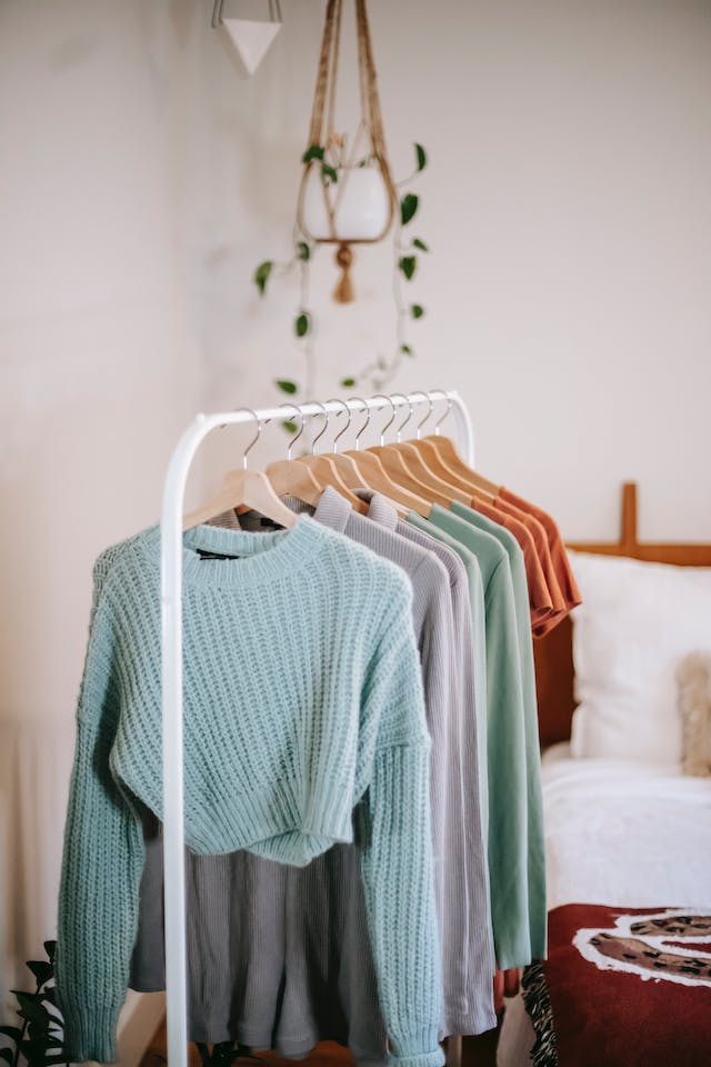 Capsule wardrobe primavera: pochi capi, molte possibilità - Lanaioli Maglieria Filiera Corta Sostenibile & Filati Naturali