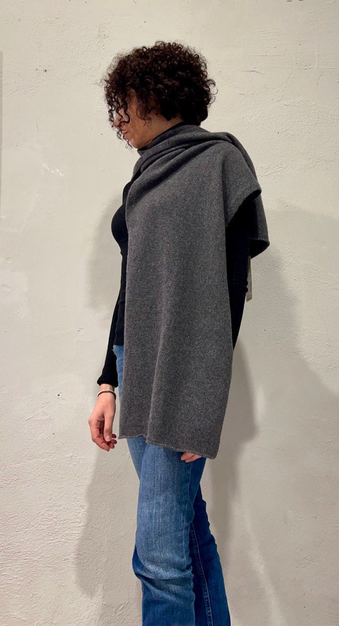 Come indossare una stola? - Lanaioli Maglieria Filiera Corta Sostenibile & Filati Naturali