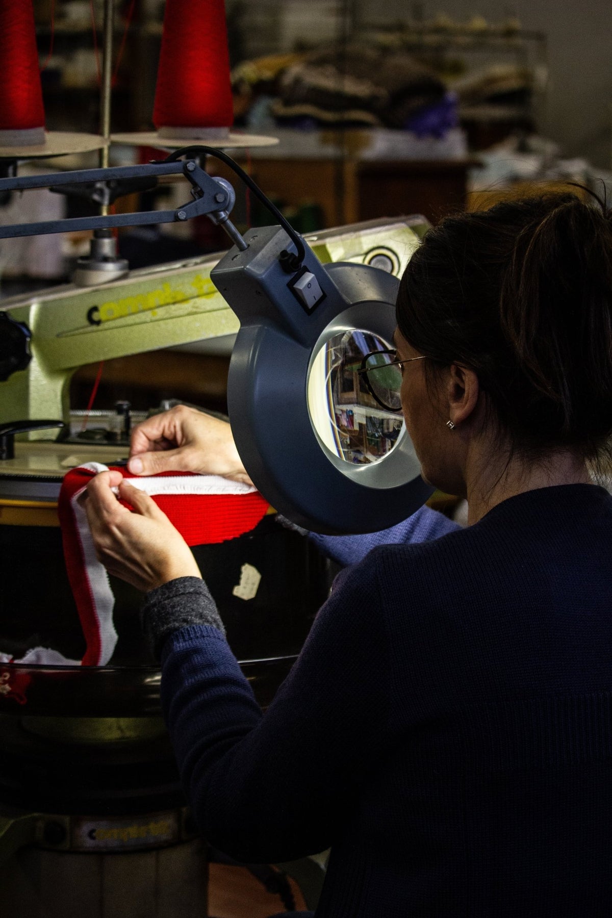 Fast fashion vs maglieria artigianale: le vere differenze - Lanaioli Maglieria Filiera Corta Sostenibile & Filati Naturali