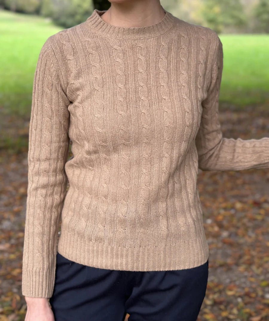 Il Maglione da Donna a Trecce: Un Classico Intramontabile - Lanaioli Maglieria Filiera Corta Sostenibile & Filati Naturali