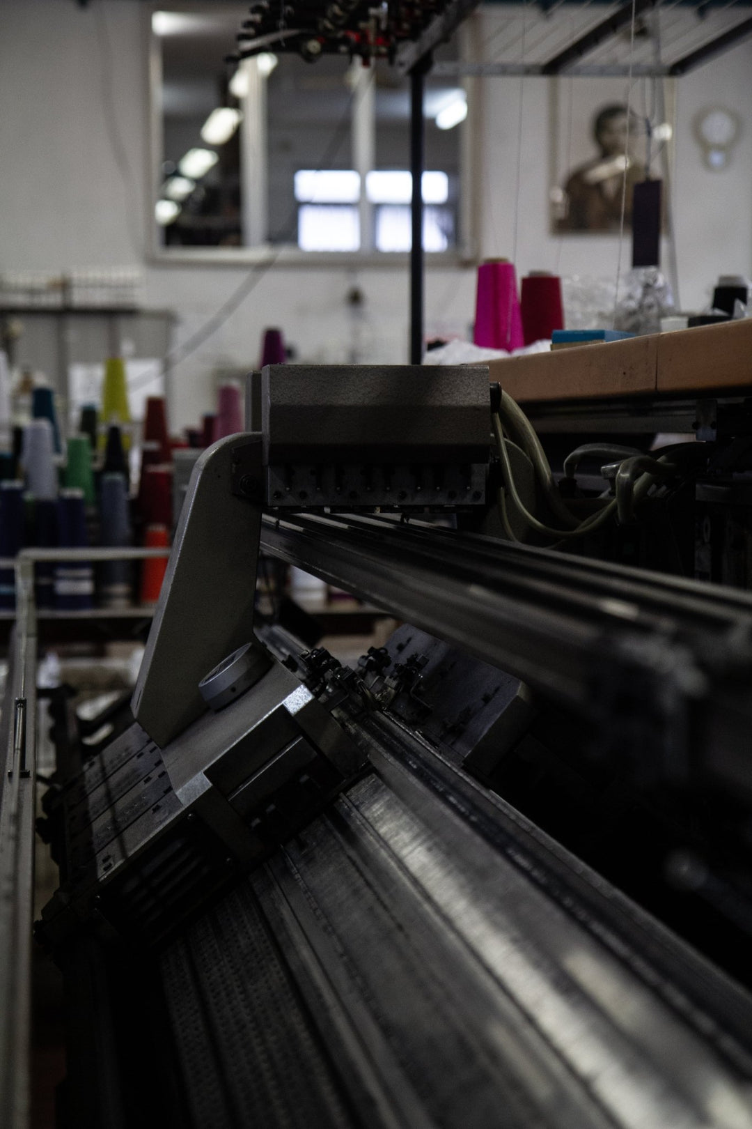 Le macchine rettilinee: il cuore della produzione di maglie di qualità - Lanaioli Maglieria Filiera Corta Sostenibile & Filati Naturali