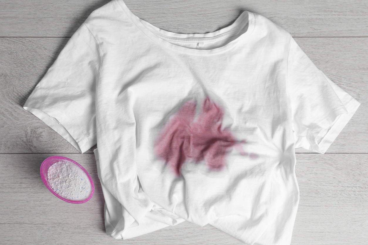 perchè una maglia bianca di cotone diventa rosa con la candeggina